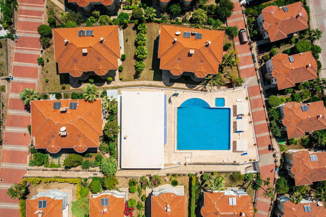 Konaklı'da, deniz manzaralı ve eşyalı, iki katlı 3+1 villa – bir kır evi kompleksinde.