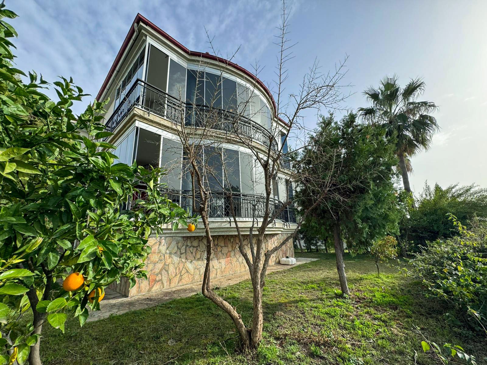 Konaklı'da, deniz manzaralı ve eşyalı, iki katlı 3+1 villa – bir kır evi kompleksinde.