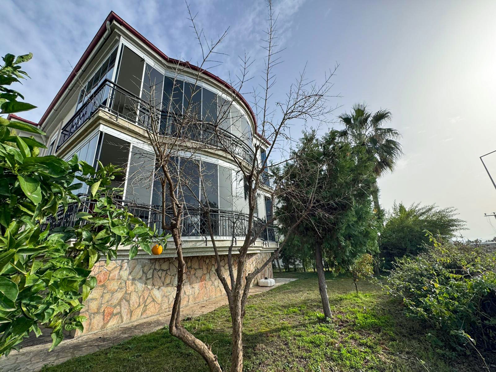 Konaklı'da, deniz manzaralı ve eşyalı, iki katlı 3+1 villa – bir kır evi kompleksinde.
