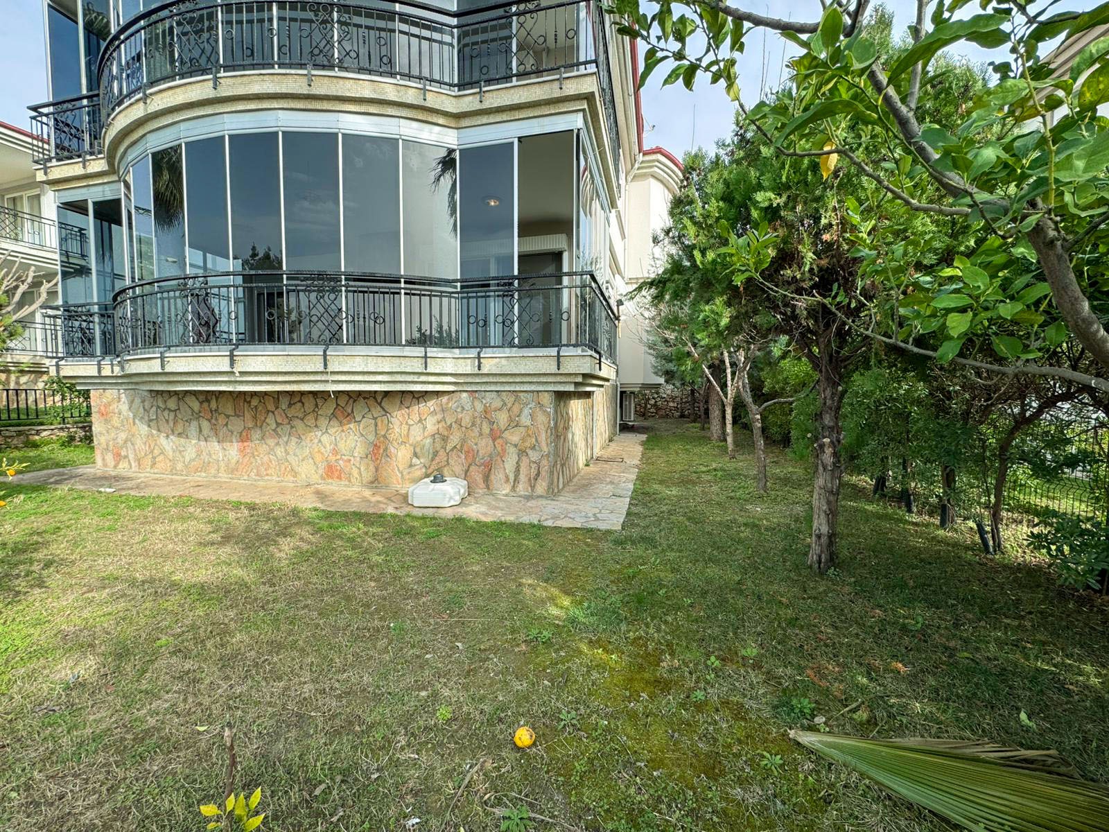 Konaklı'da, deniz manzaralı ve eşyalı, iki katlı 3+1 villa – bir kır evi kompleksinde.