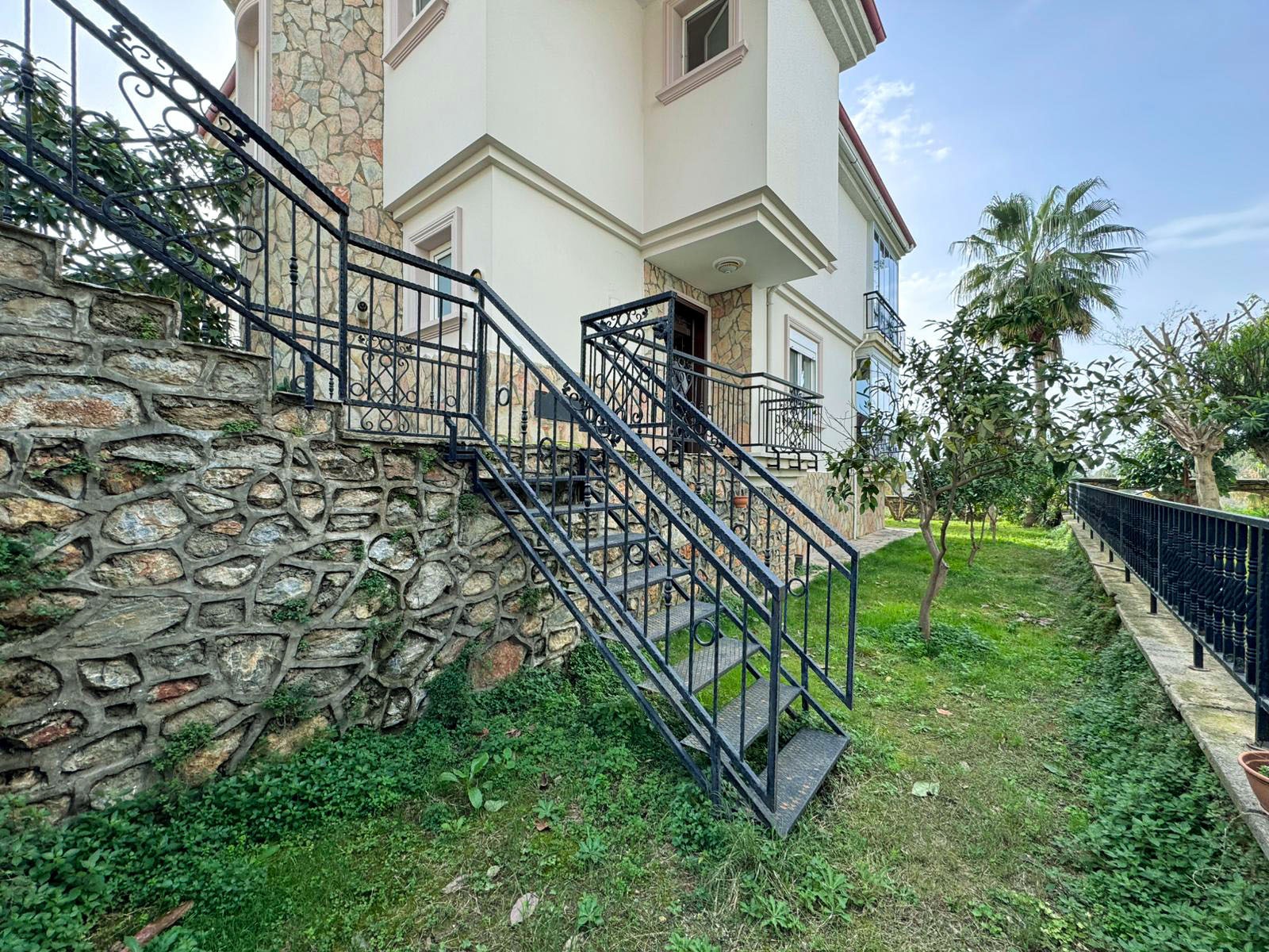 Konaklı'da, deniz manzaralı ve eşyalı, iki katlı 3+1 villa – bir kır evi kompleksinde.