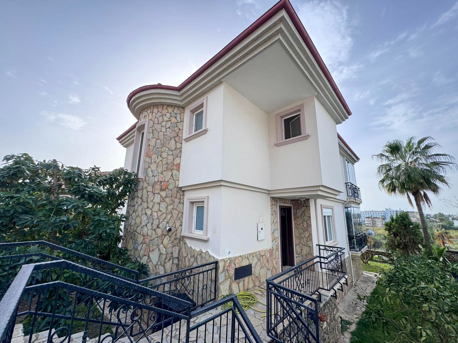 Konaklı'da, deniz manzaralı ve eşyalı, iki katlı 3+1 villa – bir kır evi kompleksinde.