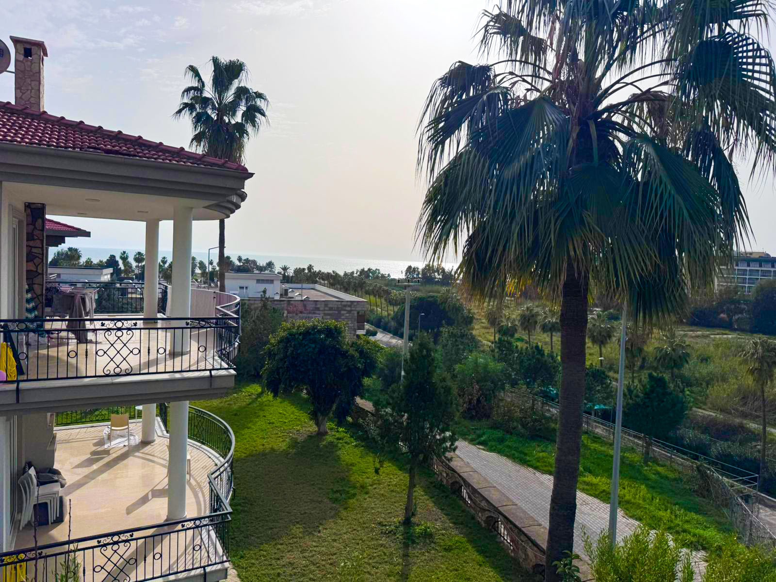 Konaklı'da, deniz manzaralı ve eşyalı, iki katlı 3+1 villa – bir kır evi kompleksinde.