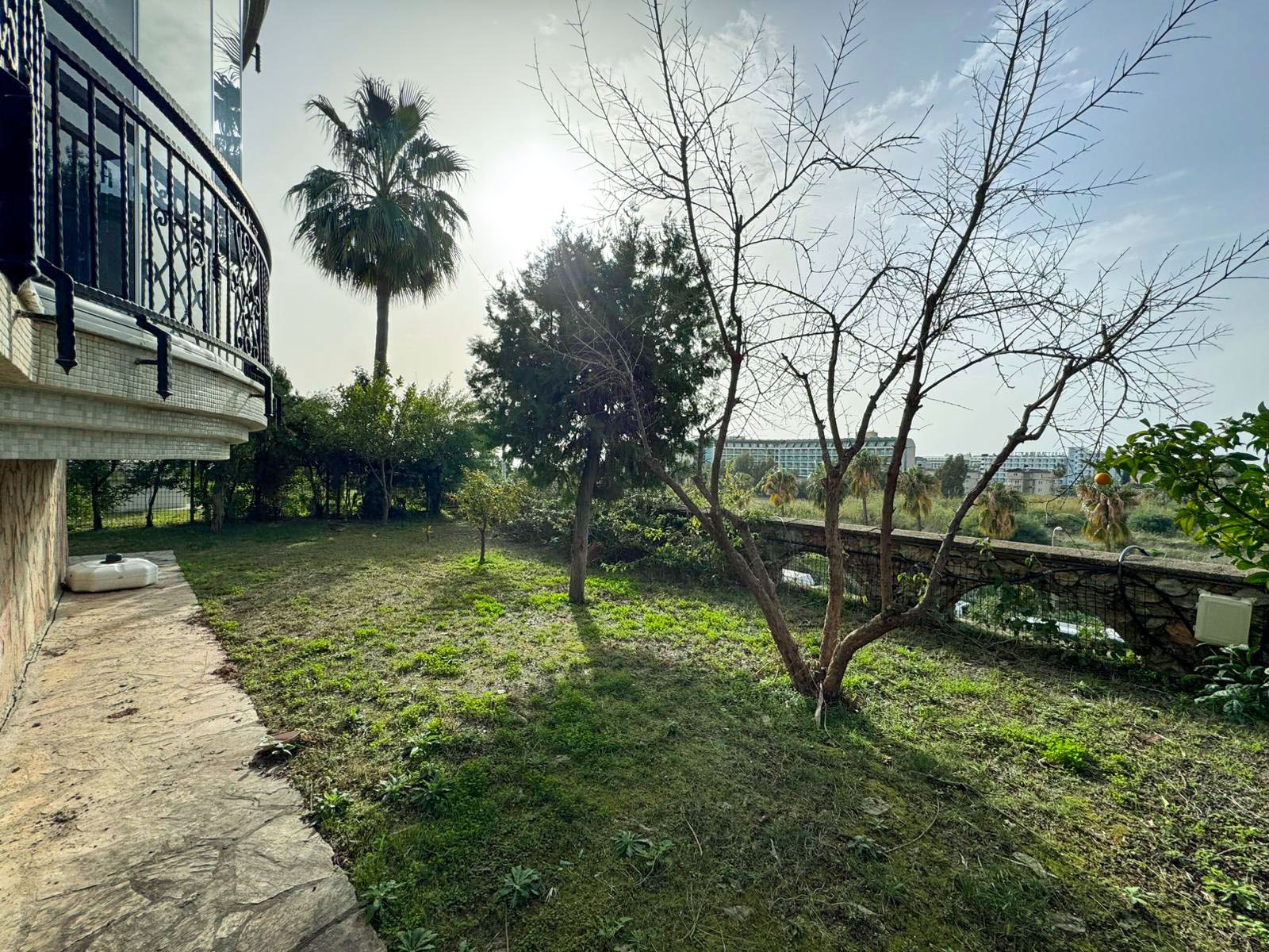Konaklı'da, deniz manzaralı ve eşyalı, iki katlı 3+1 villa – bir kır evi kompleksinde.