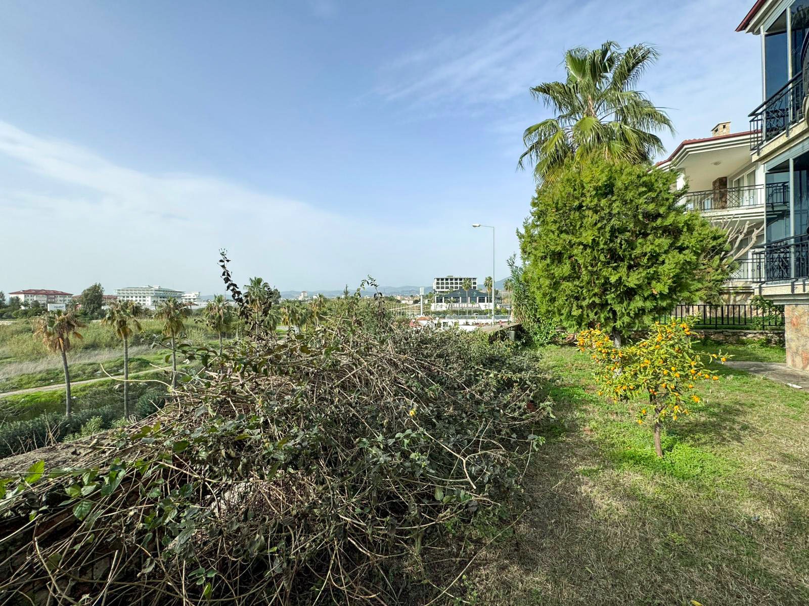 Konaklı'da, deniz manzaralı ve eşyalı, iki katlı 3+1 villa – bir kır evi kompleksinde.
