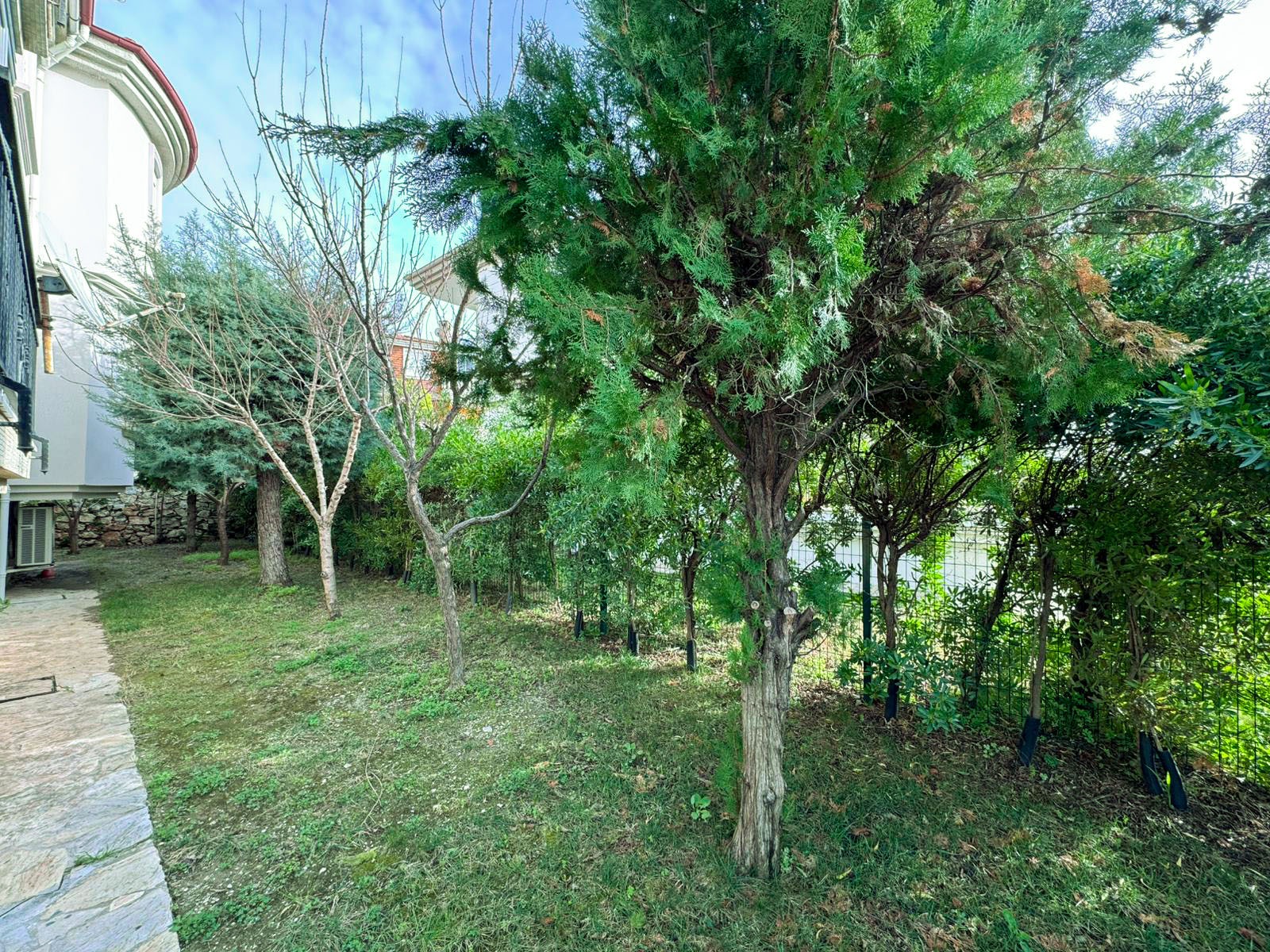 Konaklı'da, deniz manzaralı ve eşyalı, iki katlı 3+1 villa – bir kır evi kompleksinde.