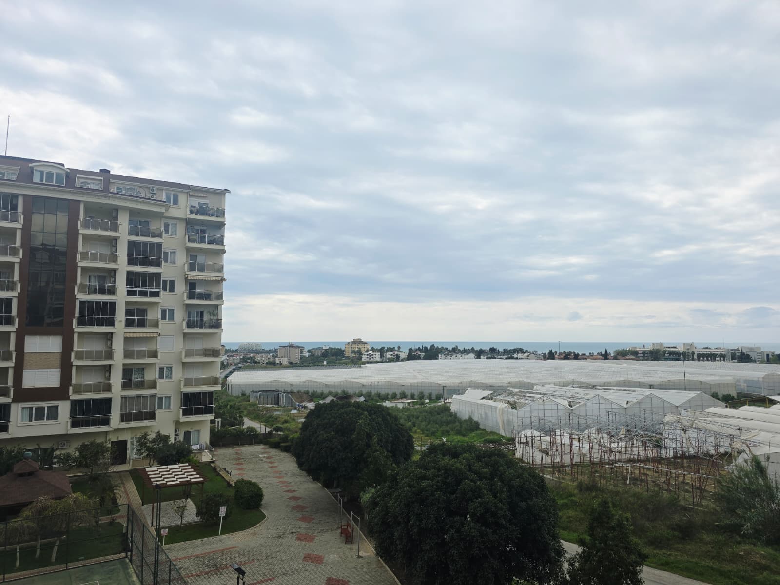 Квартира 1+1 в Авсалларе – мебель, остеклённый балкон и вид на море