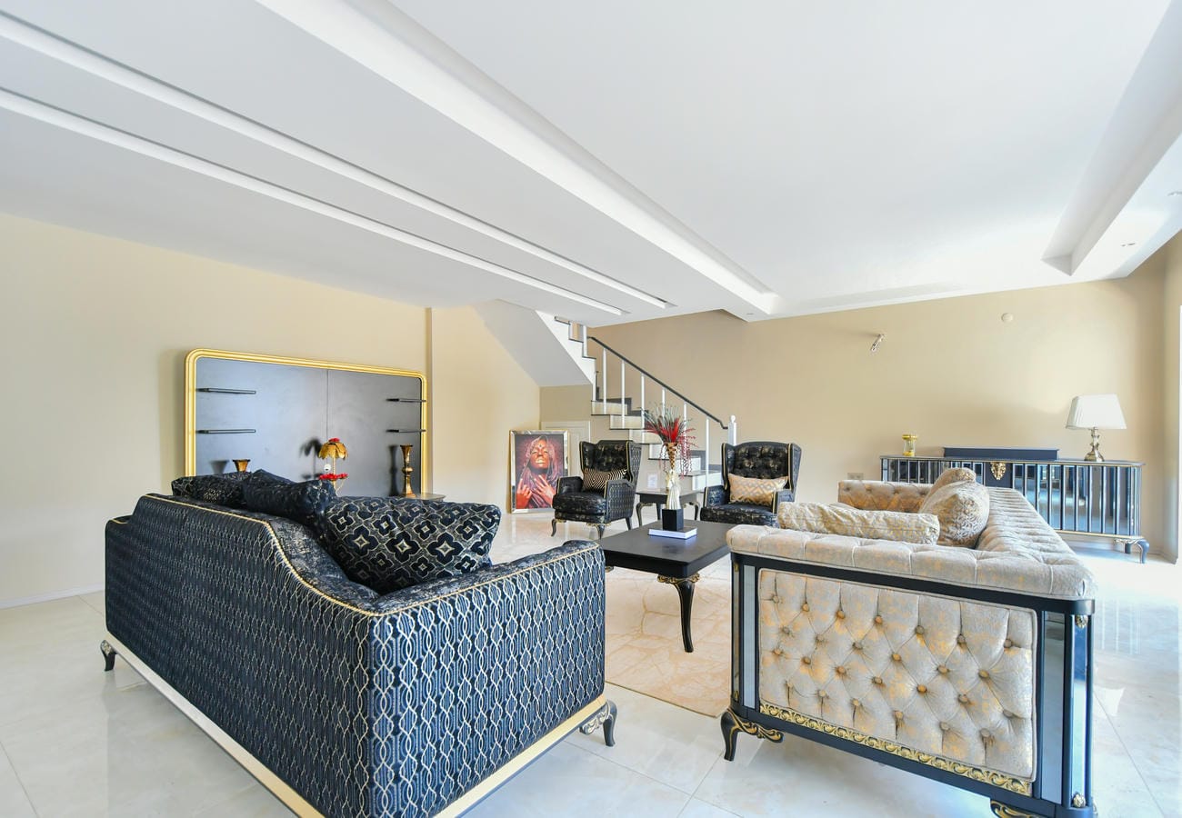 Kargıcak’ta Türkiye’de 3+1 penthouse salonunda merdiven, aynalı duvar ve iki kanepe