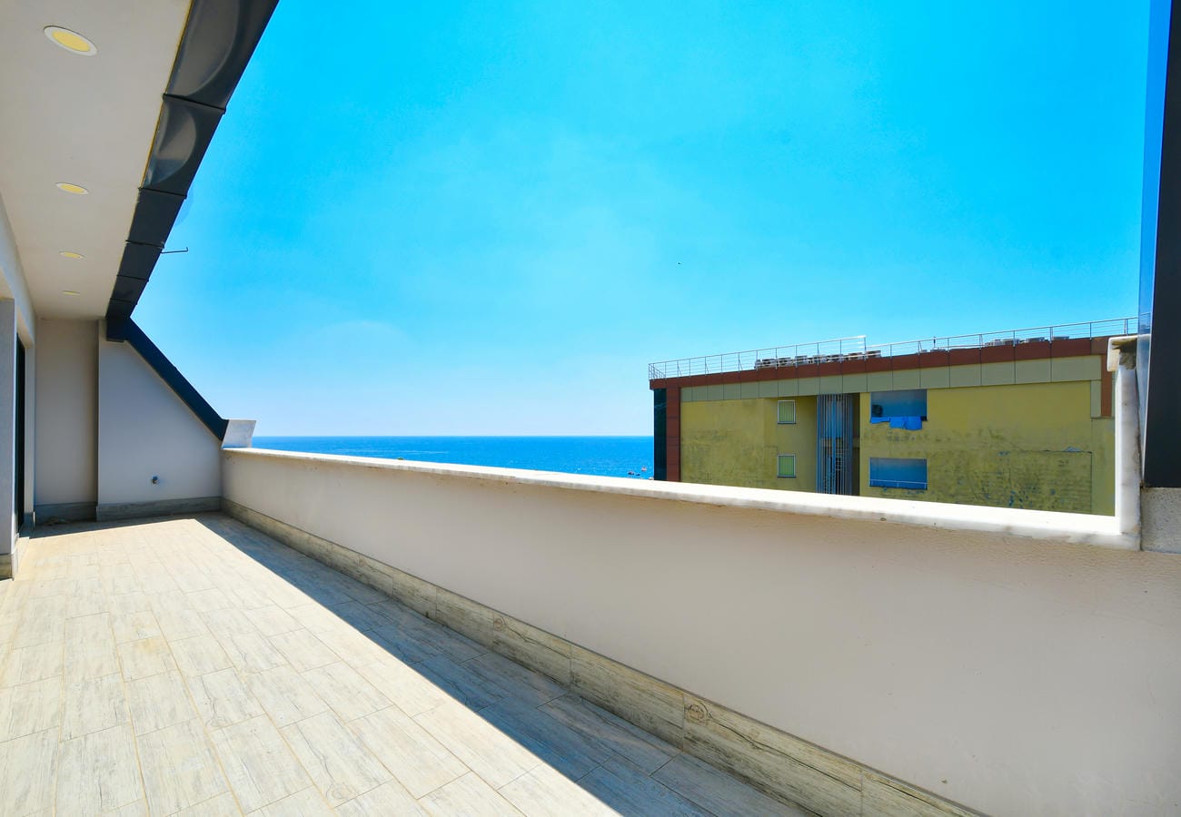 Alanya’da Türkiye’de uzun açık terasta alçak parapet ve binalar arasından deniz görünümü