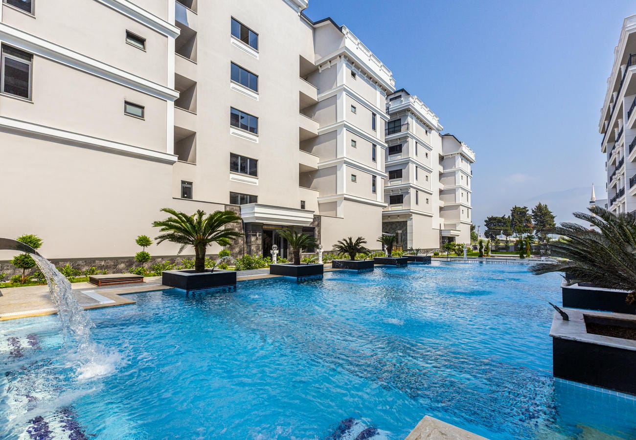 Alanya’da Türkiye’de apartman sakinleri için palmiyeli mavi açık havuz