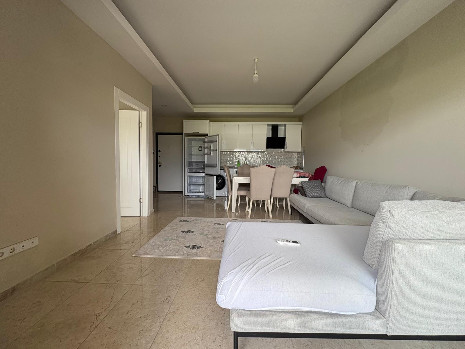 Açık buzdolabı ve çamaşır makineli mutfaklı salon, Türkiye’deki penthouse içinde