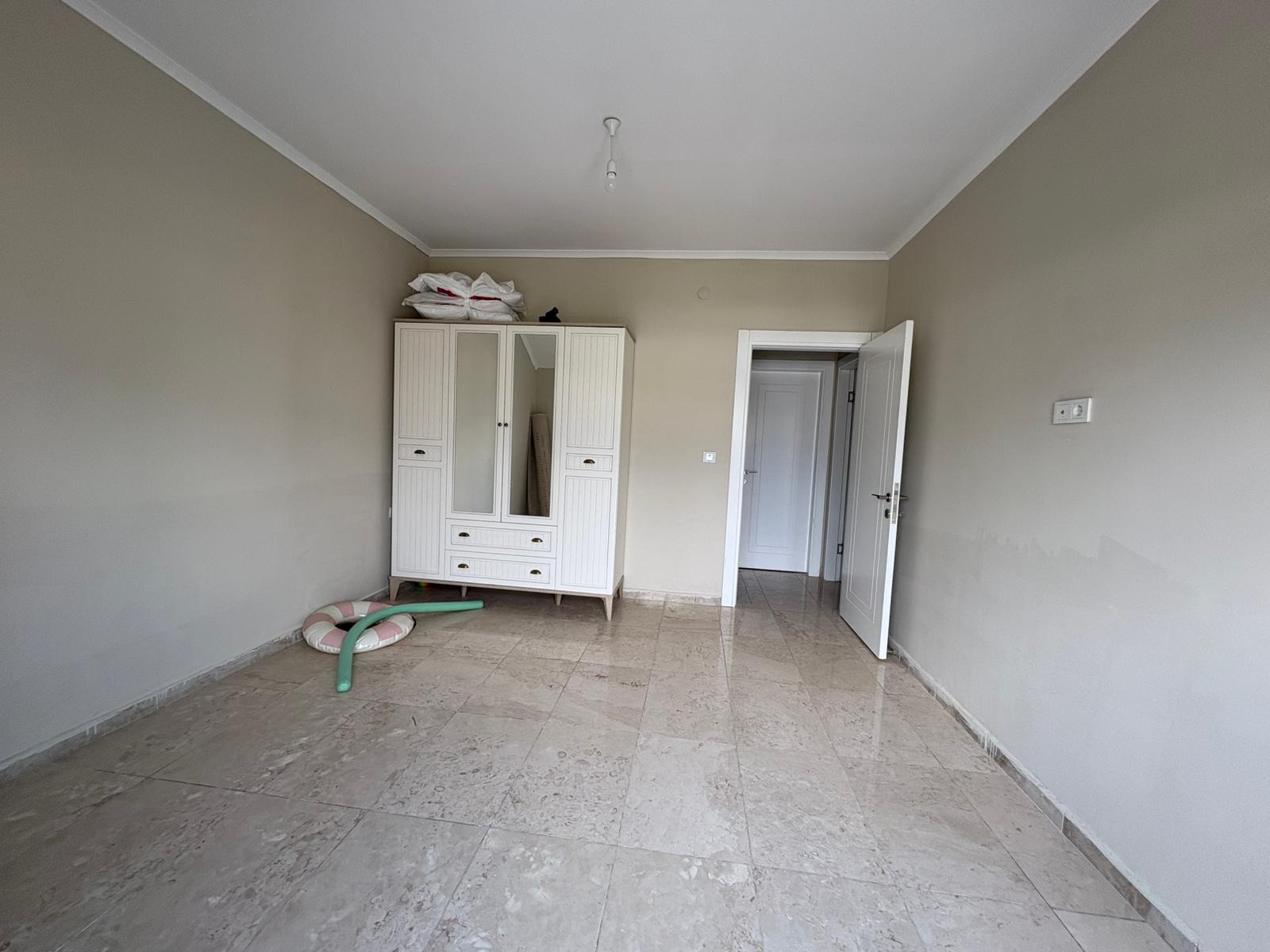 Aynalı beyaz dolaplı ve temizlik malzemeli boş yatak odası, Kargıcak’taki rezidansta