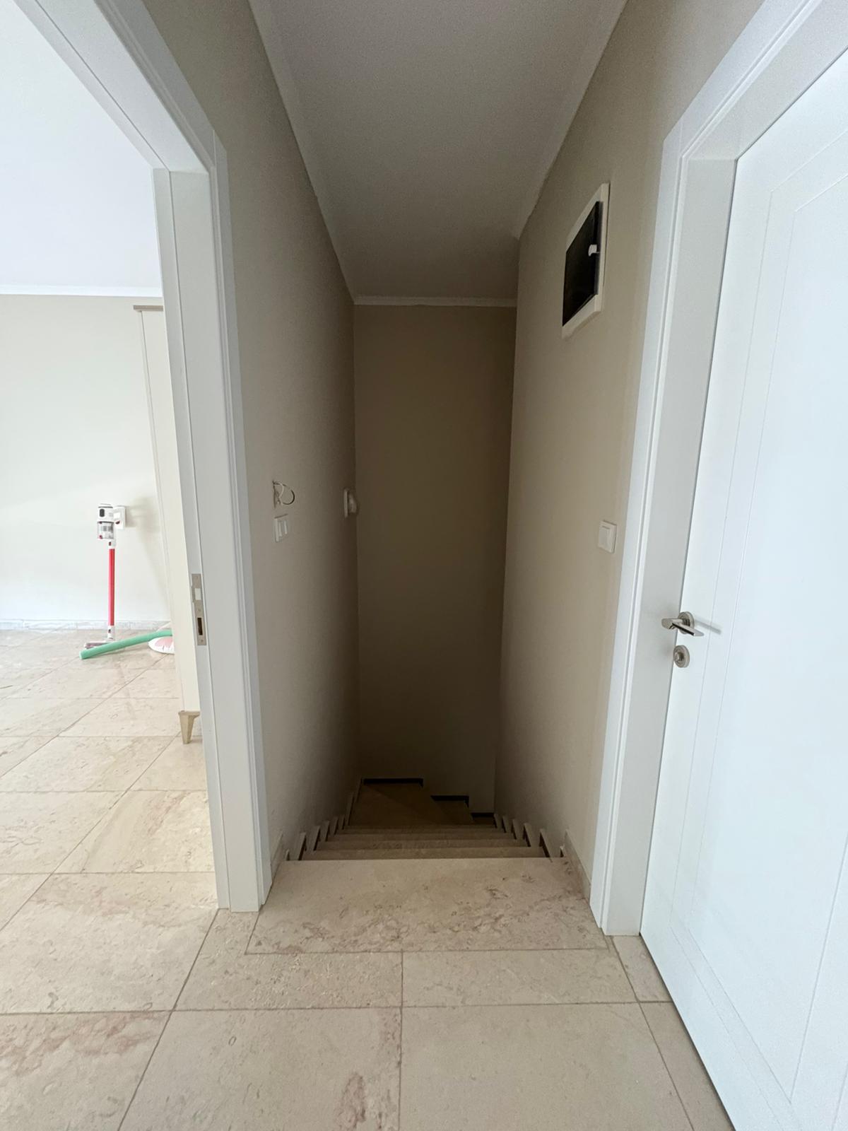 Aşağı inen açık taş basamaklı iç merdiven, Alanya’daki penthouse içinde