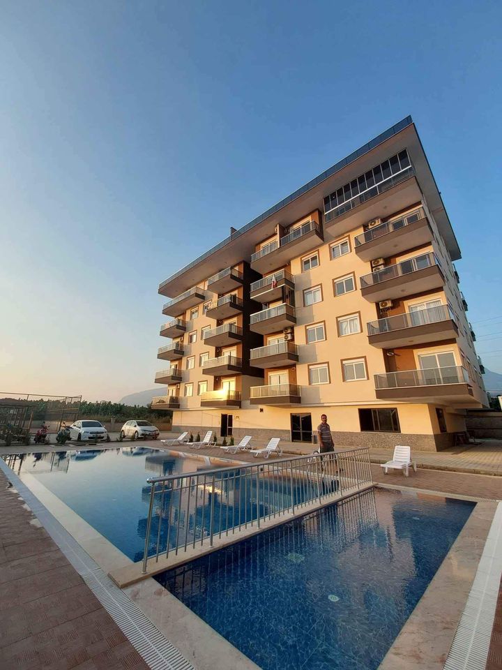 Akşam ışığında havuz: Alanya’nın Kargıcak semtinde satılık 3+1 penthouse, Türkiye — New Level Group