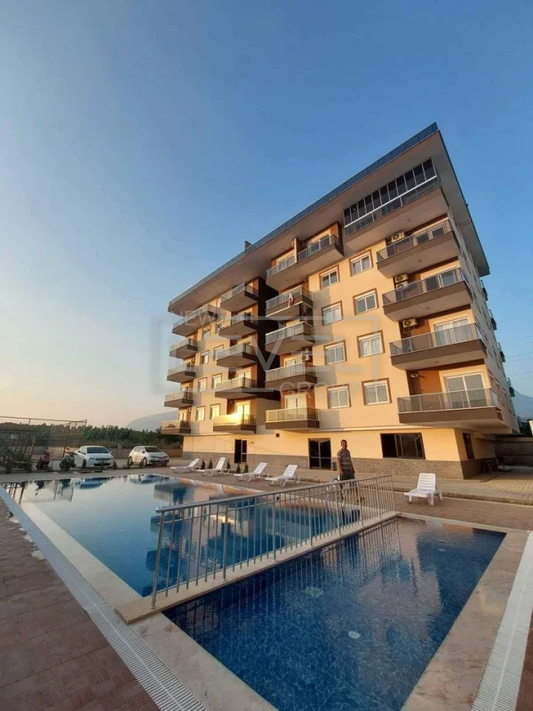 Akşam ışığında havuz: Alanya’nın Kargıcak semtinde satılık 3+1 penthouse, Türkiye — New Level Group