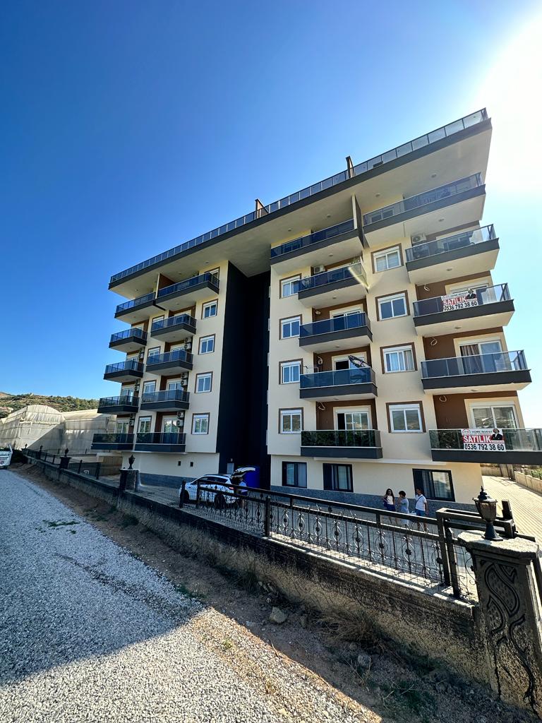 Koyu cephe bölümü ve cam balkonlu beş katlı satılık penthouse, Türkiye’de
