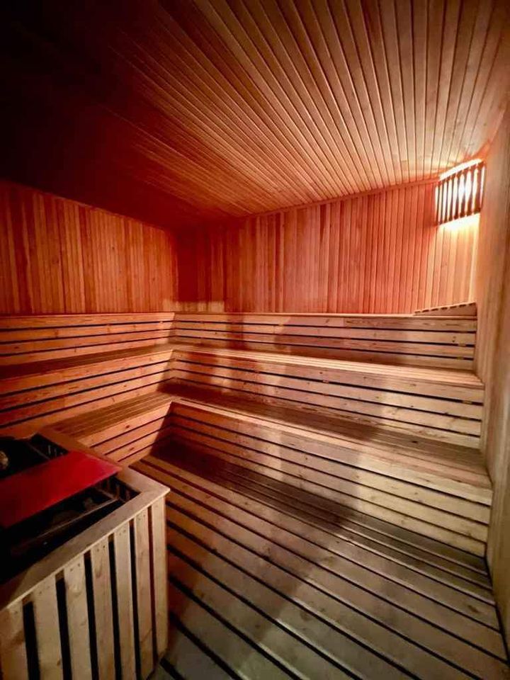 Çok katlı ahşap oturaklar ve korumalı sobasıyla sauna, penthouse sakinleri için