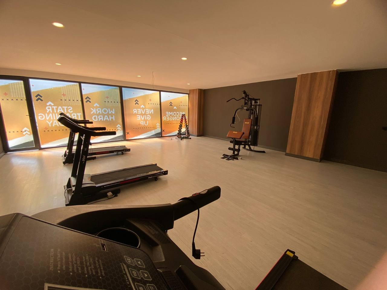 Koşu bandı ve eliptik aletli spor salonu, Avsallar’da konutların bulunduğu sitede panoramik pencereler önünde