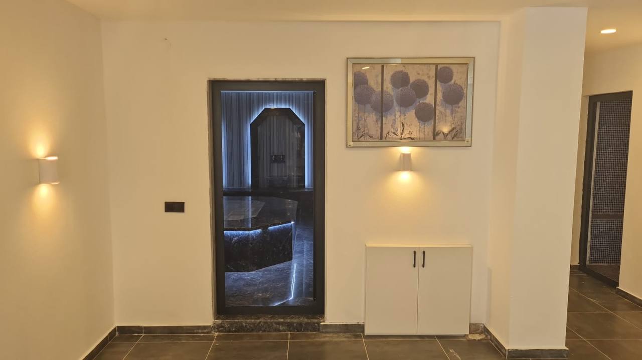 Mermer platformlu hamam, dairelerin bulunduğu sitede kemerli nişler ve tavandaki çevre aydınlatmasıyla
