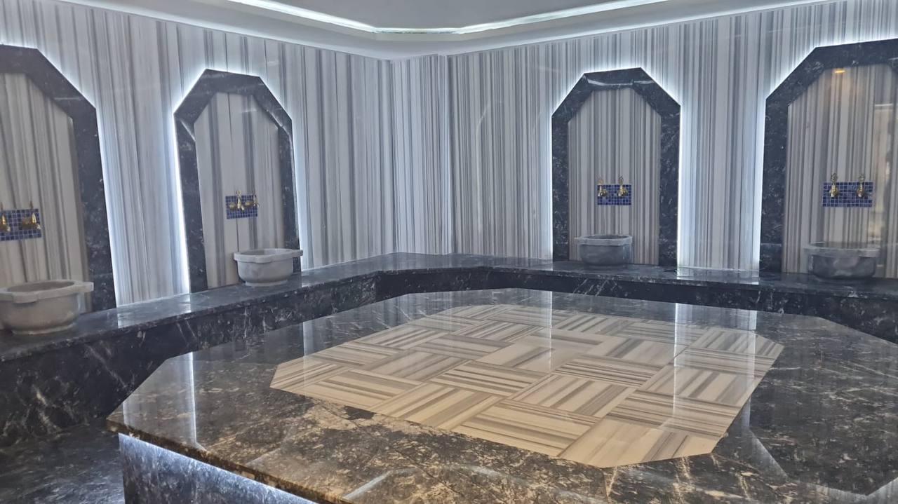 Ahşap kaplamalı sauna, Avsallar’da konutların bulunduğu sitede çok katlı raflar ve köşe sedirleriyle