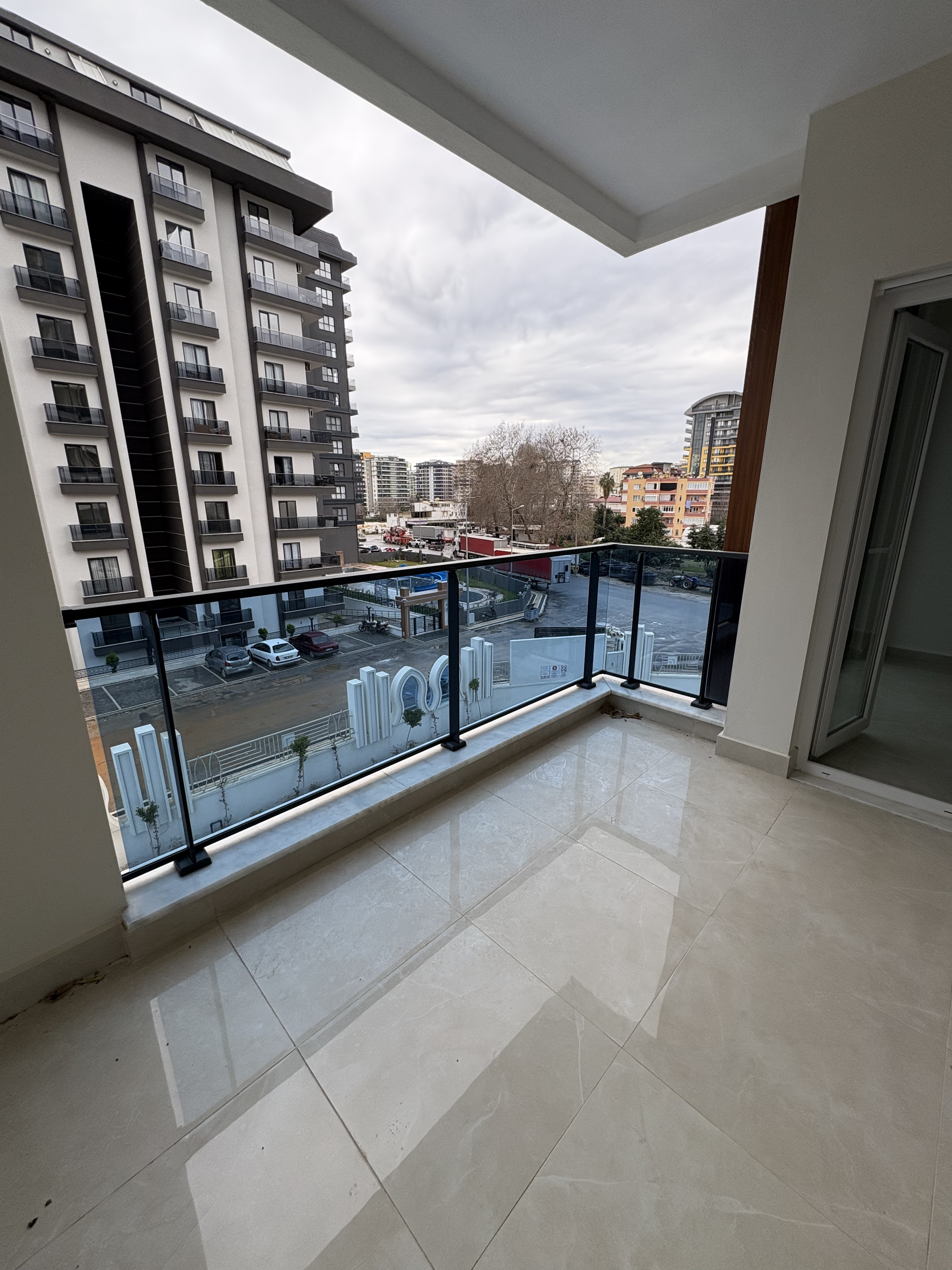Camla çevrili köşe balkon, Türkiye’deki daireden şehir yapılarına panoramik bakışla