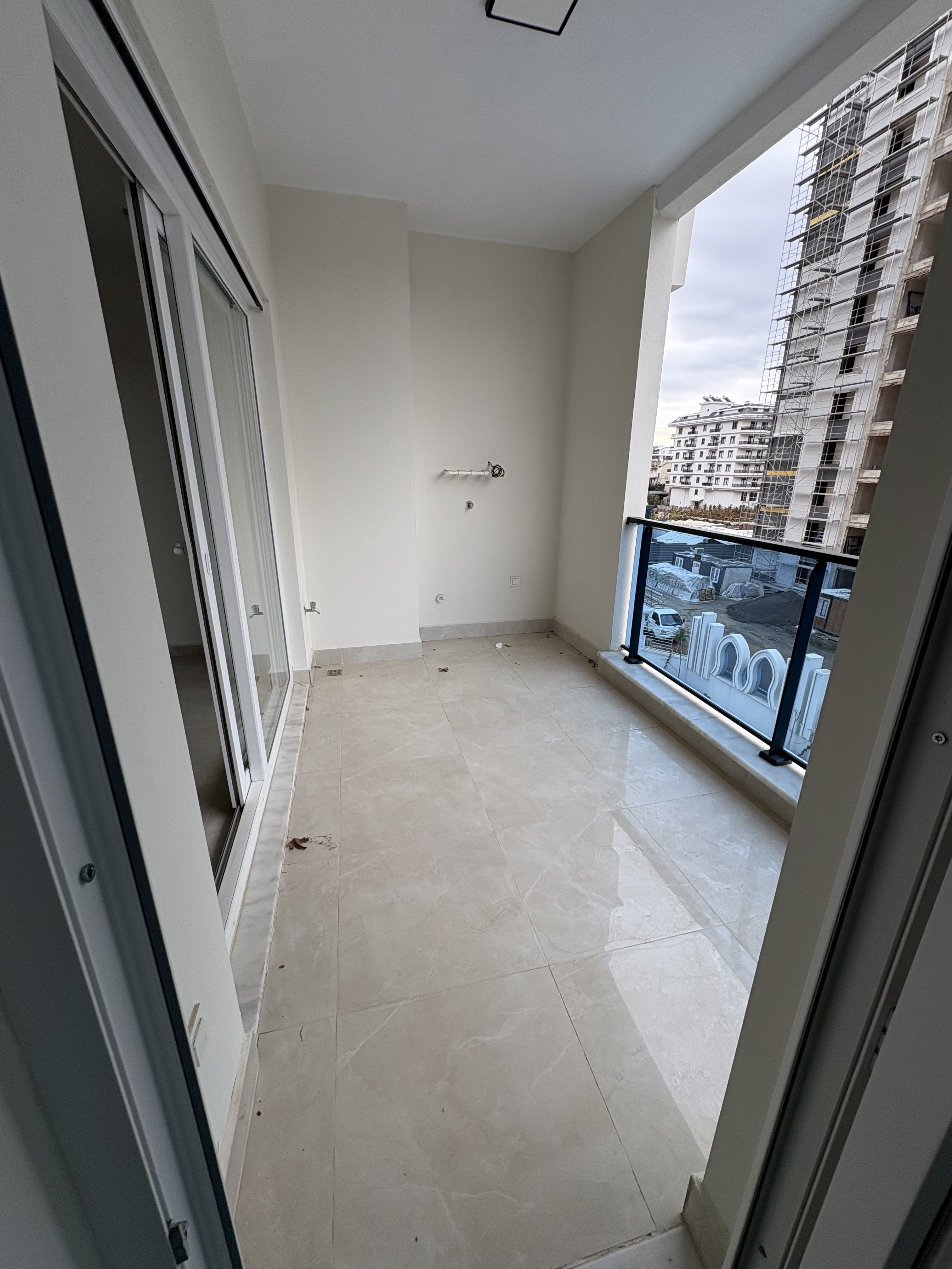 Camla kapatılmış balkon, satışta olan konutta komşu binalara panoramik bakışla