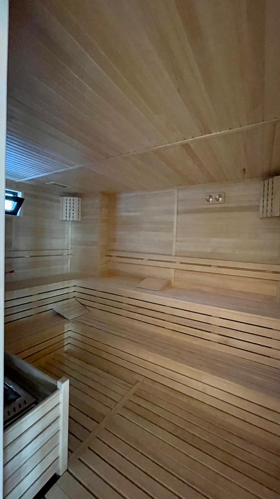 Ahşap raflı sauna, Mahmutlar’daki konut alanında katlı oturma bölümleriyle
