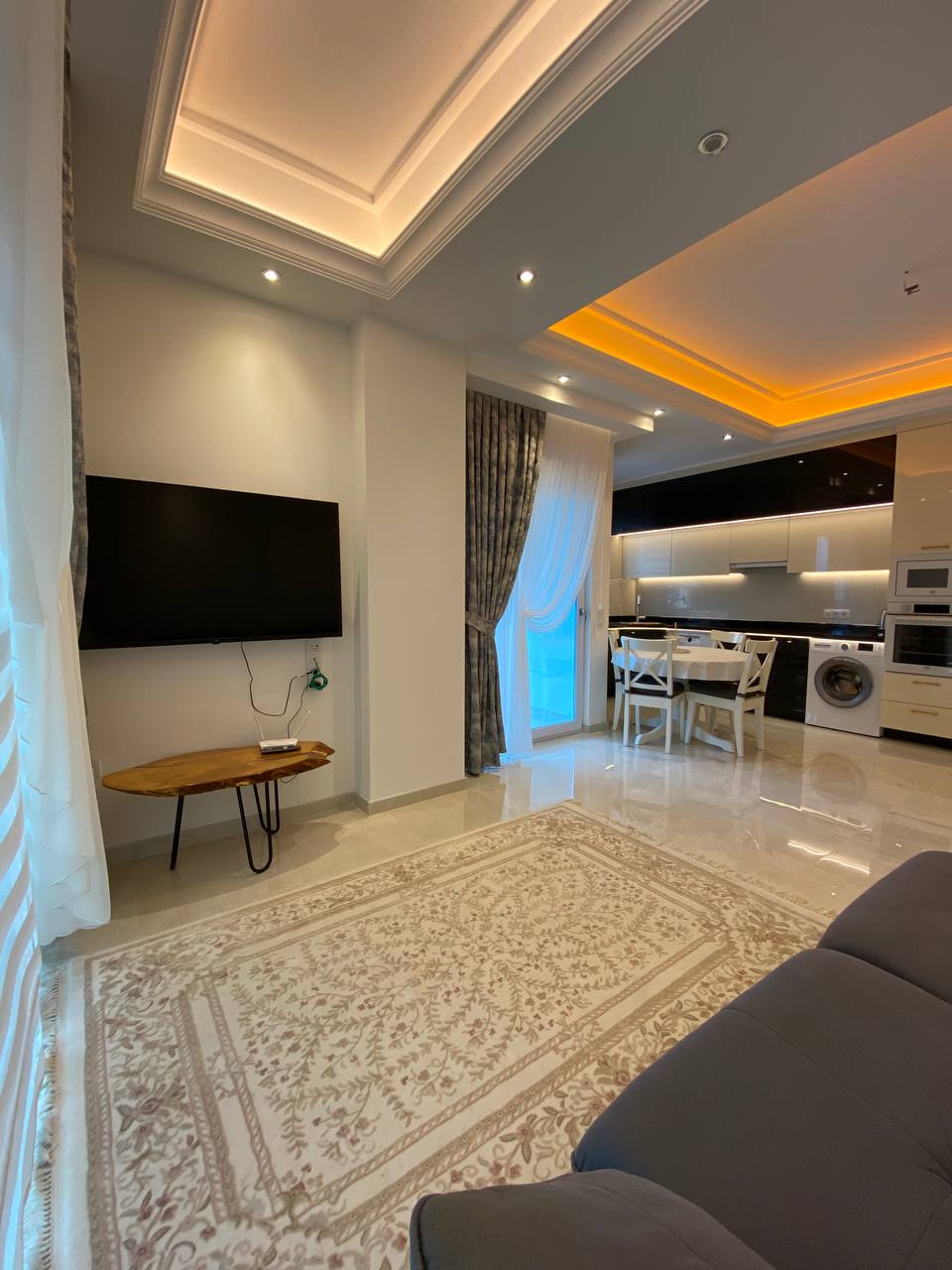 Mahmutlar'ın merkezinde, 82 m²'lik 1+1 daire – eşyalı, 1 yıla kadar taksit imkanı.