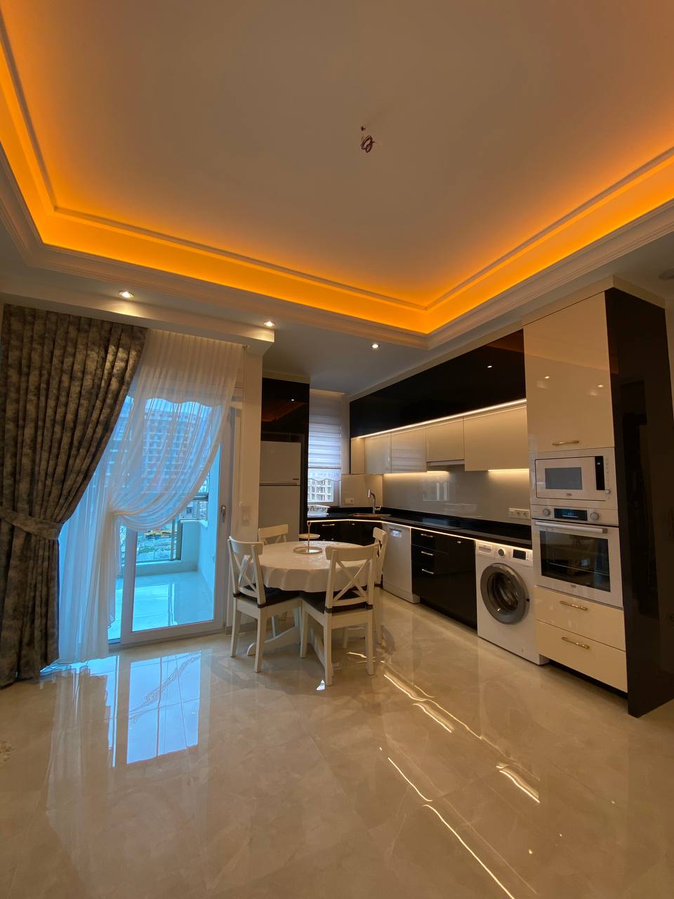 Mahmutlar'ın merkezinde, 82 m²'lik 1+1 daire – eşyalı, 1 yıla kadar taksit imkanı.