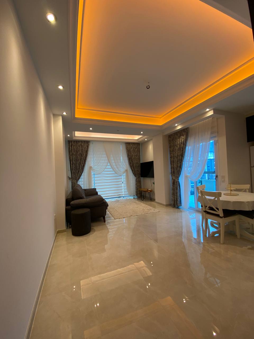 Mahmutlar'ın merkezinde, 82 m²'lik 1+1 daire – eşyalı, 1 yıla kadar taksit imkanı.