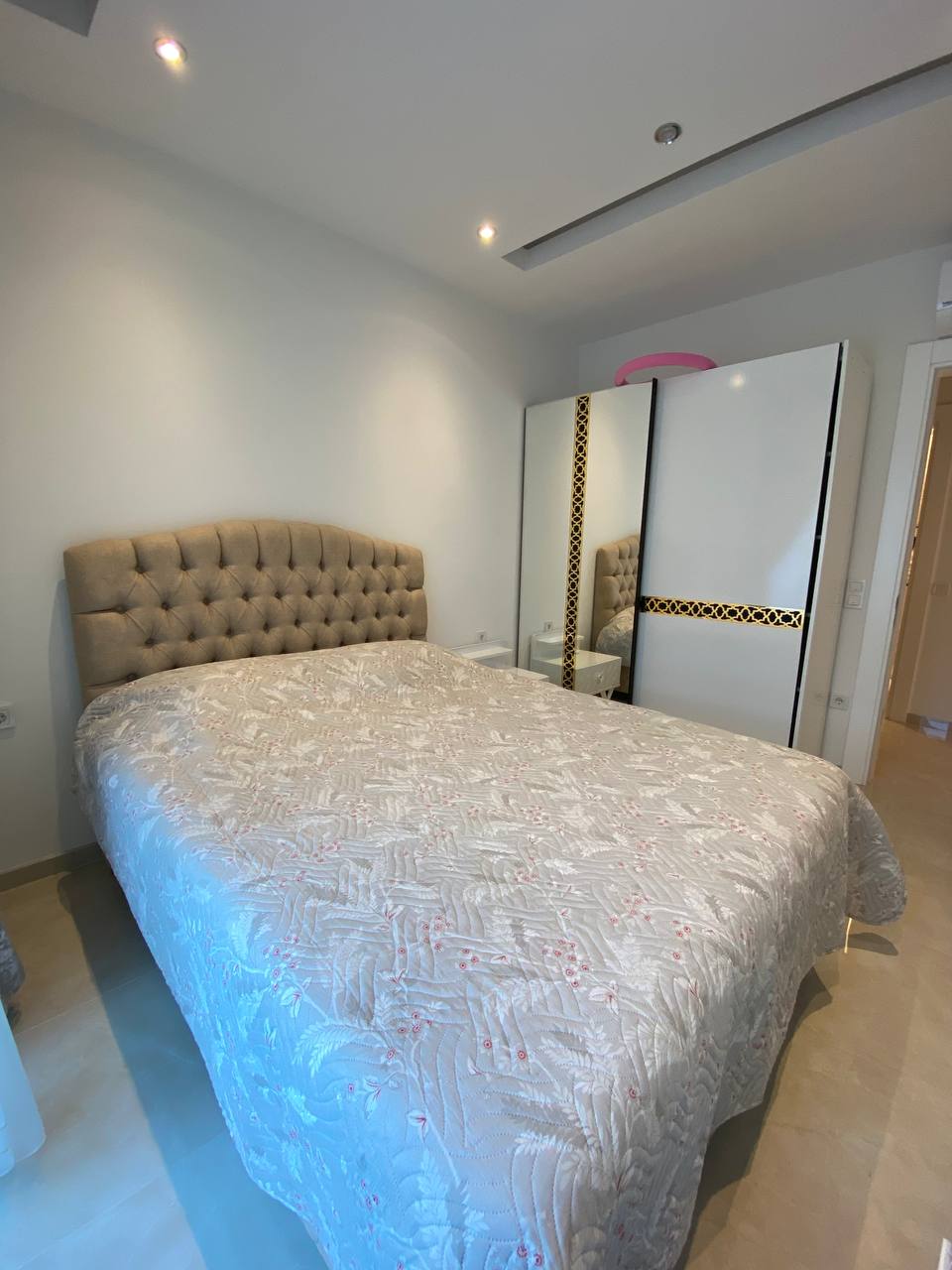 Mahmutlar'ın merkezinde, 82 m²'lik 1+1 daire – eşyalı, 1 yıla kadar taksit imkanı.