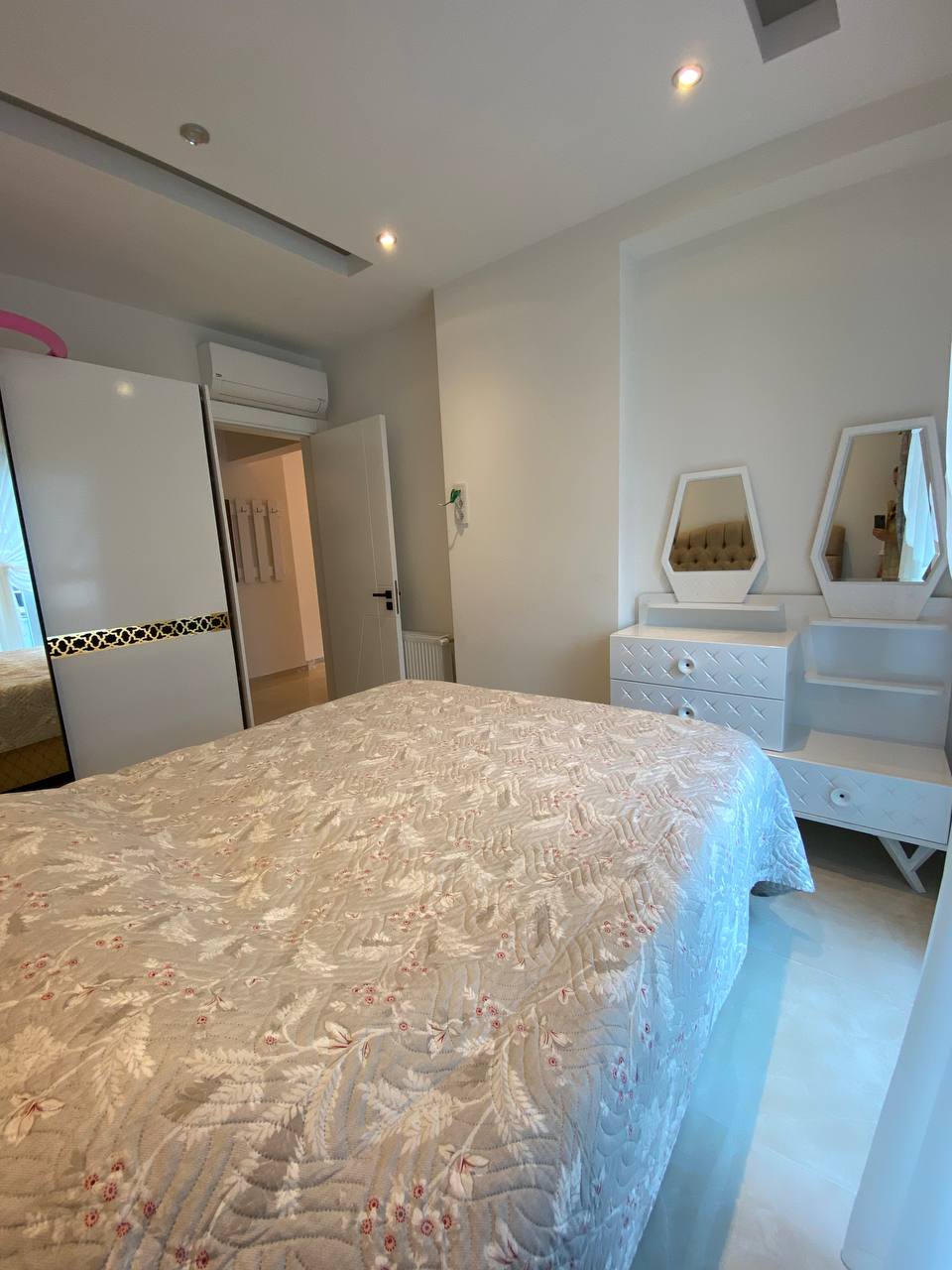 Mahmutlar'ın merkezinde, 82 m²'lik 1+1 daire – eşyalı, 1 yıla kadar taksit imkanı.