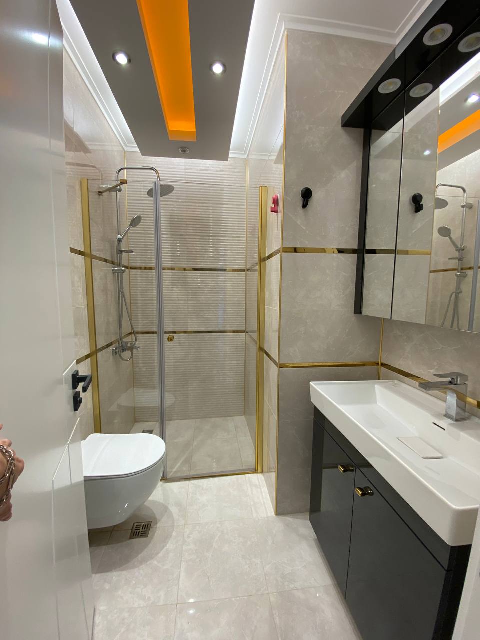 Mahmutlar'ın merkezinde, 82 m²'lik 1+1 daire – eşyalı, 1 yıla kadar taksit imkanı.