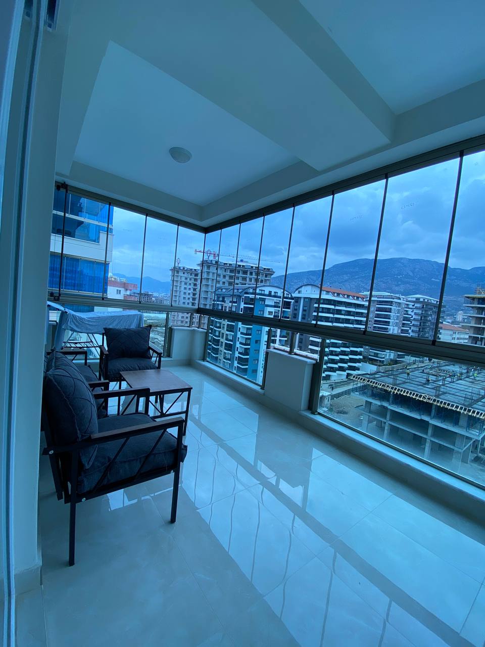 Mahmutlar'ın merkezinde, 82 m²'lik 1+1 daire – eşyalı, 1 yıla kadar taksit imkanı.