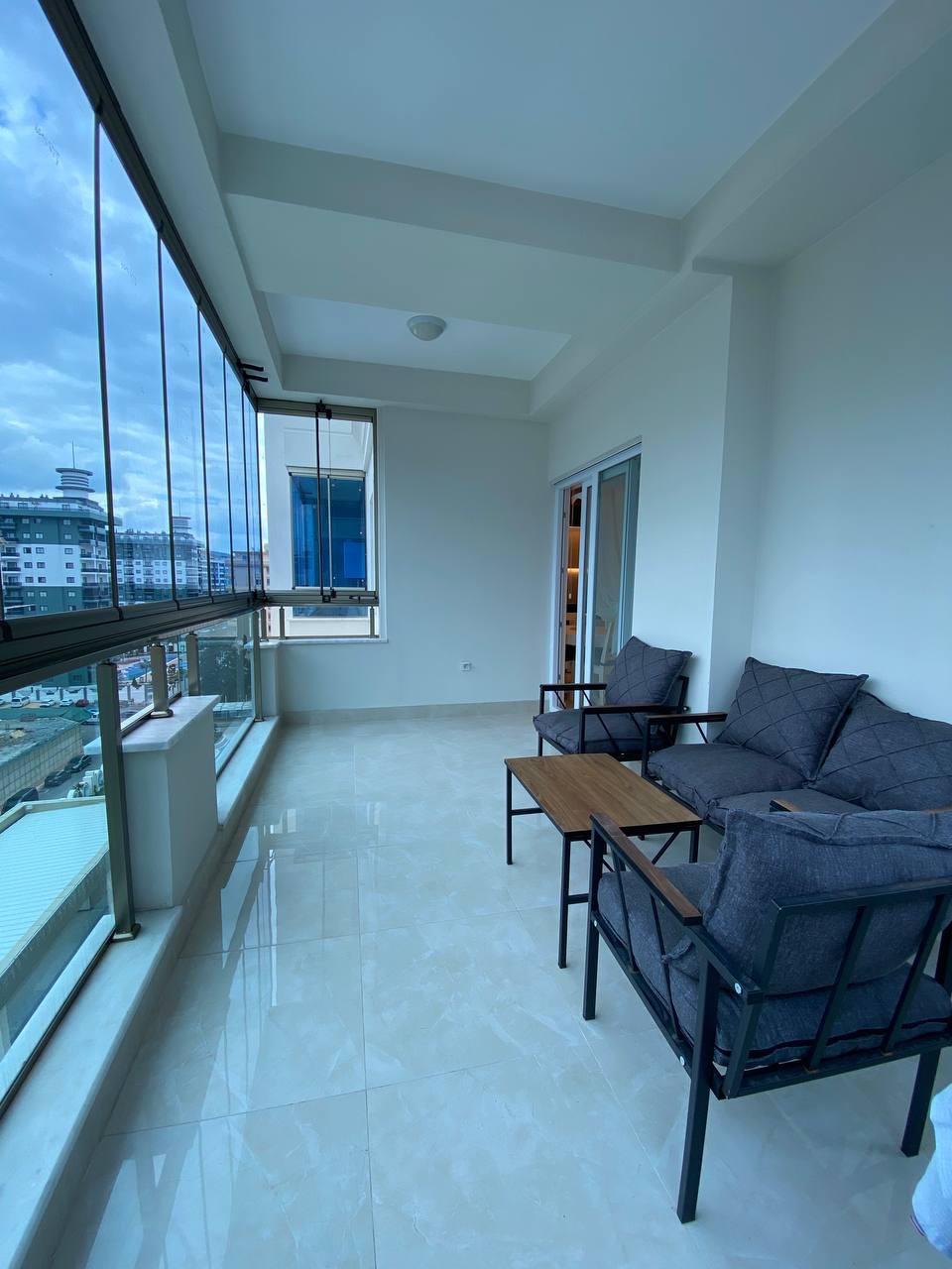Mahmutlar'ın merkezinde, 82 m²'lik 1+1 daire – eşyalı, 1 yıla kadar taksit imkanı.