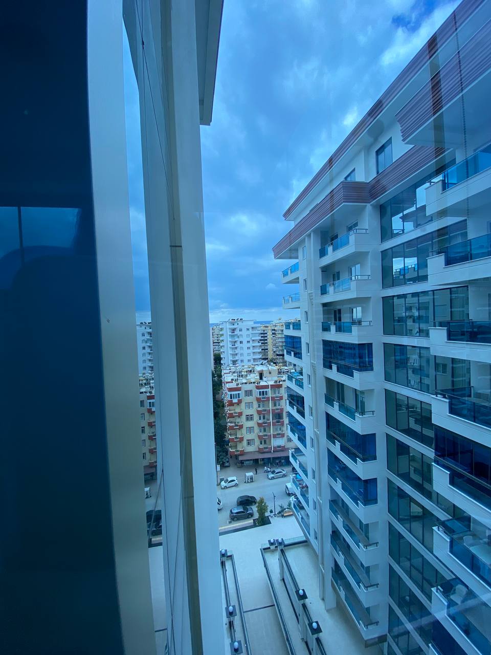 Mahmutlar'ın merkezinde, 82 m²'lik 1+1 daire – eşyalı, 1 yıla kadar taksit imkanı.
