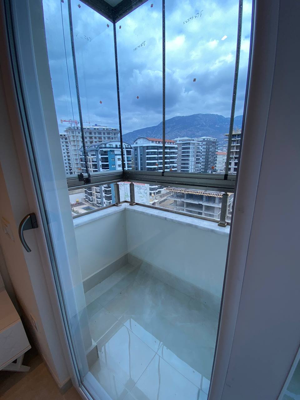 Mahmutlar'ın merkezinde, 82 m²'lik 1+1 daire – eşyalı, 1 yıla kadar taksit imkanı.