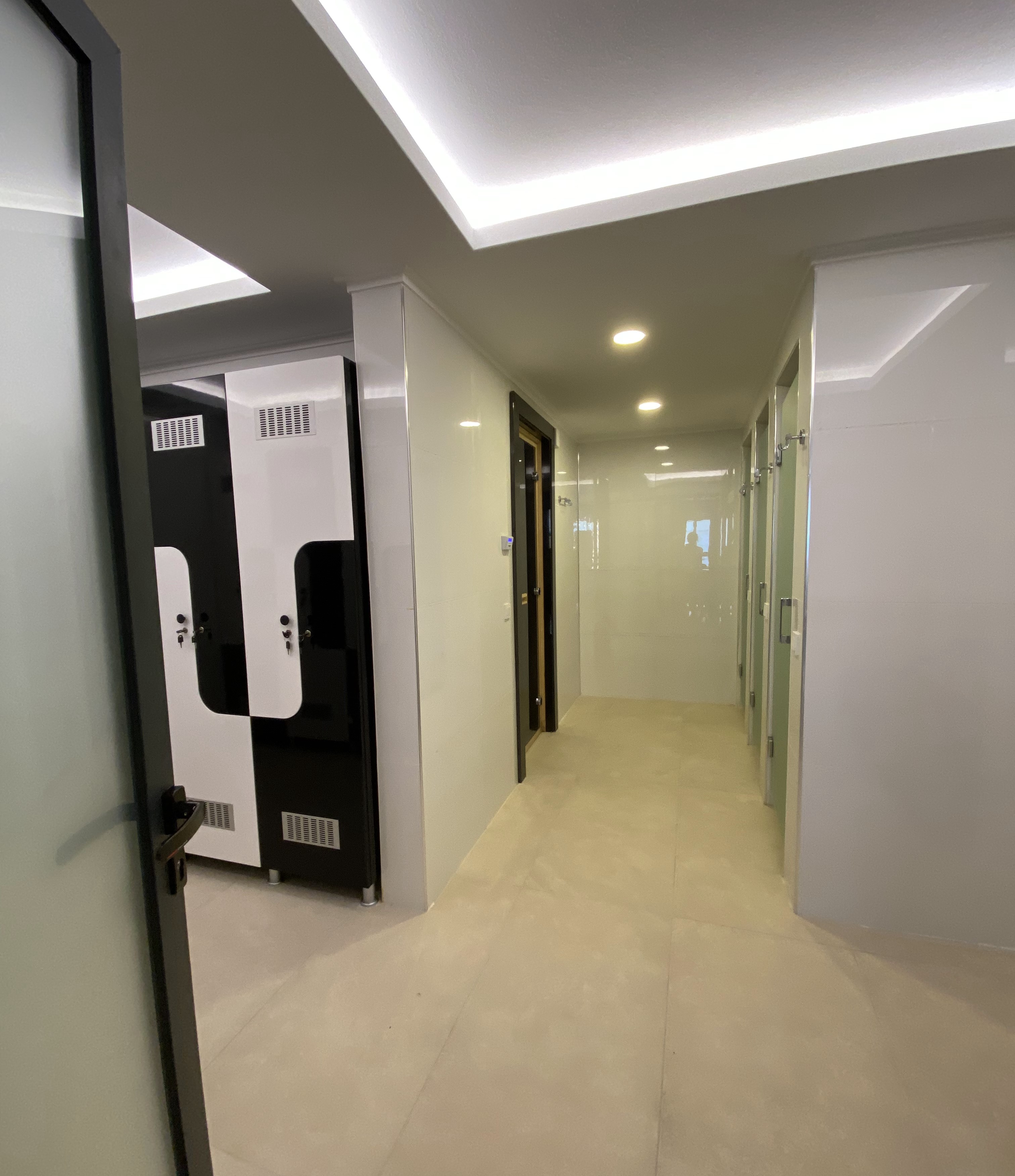 Mahmutlar'ın merkezinde, 70 m²'lik 1+1 daire – eşyalı, camlı balkon, 1 yıla kadar taksit imkanı.