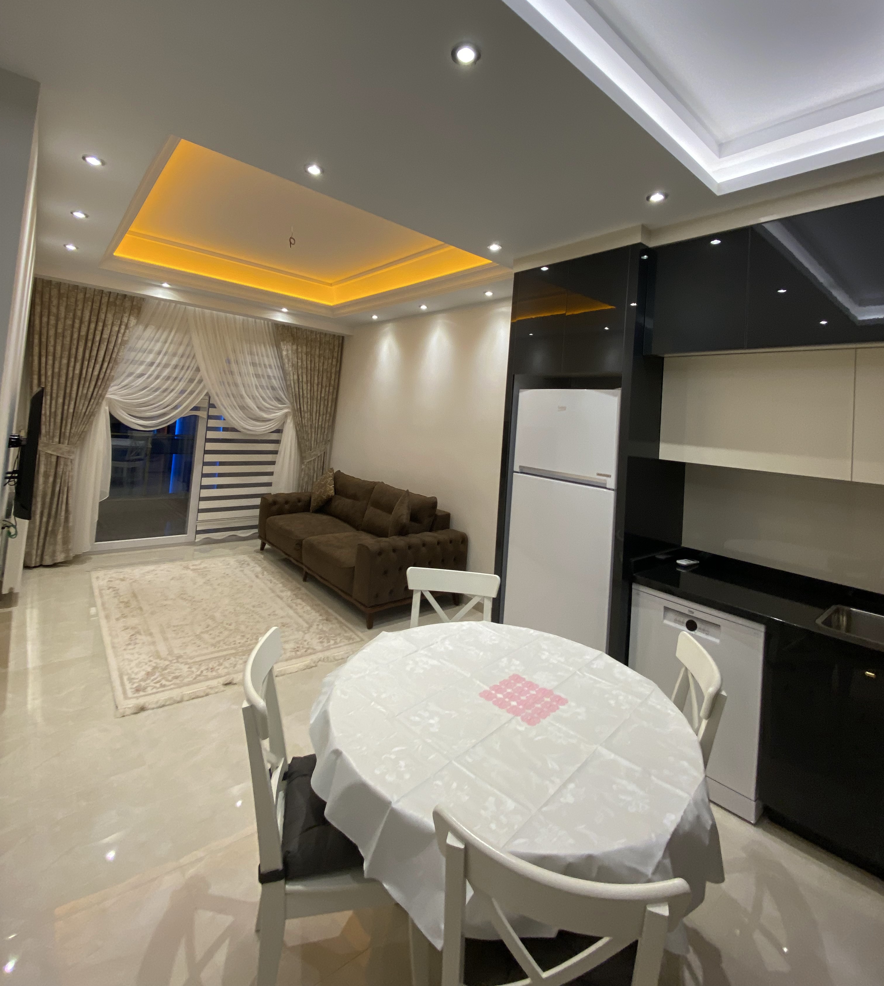 Mahmutlar'ın merkezinde, 70 m²'lik 1+1 daire – eşyalı, camlı balkon, 1 yıla kadar taksit imkanı.
