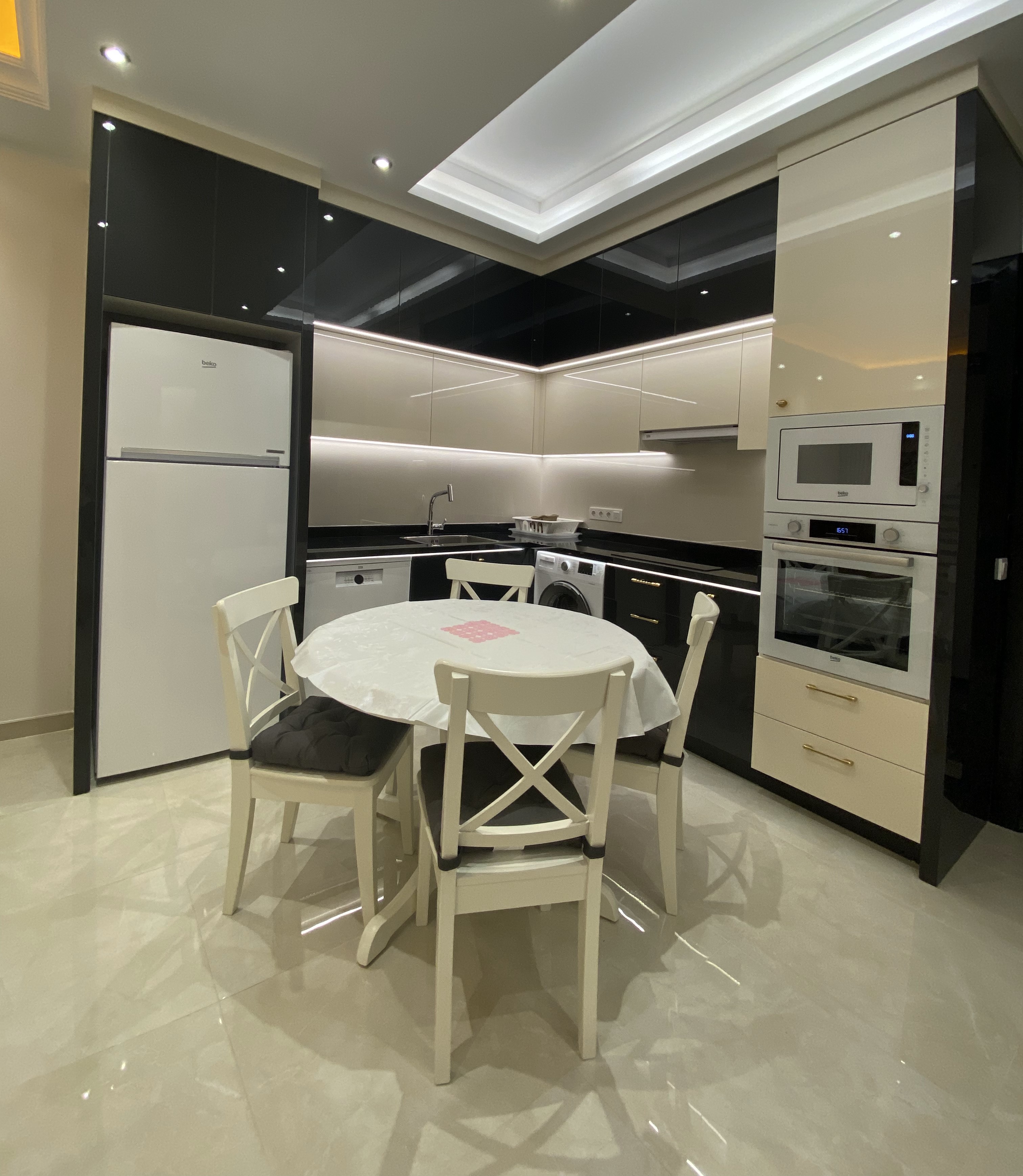 Mahmutlar'ın merkezinde, 70 m²'lik 1+1 daire – eşyalı, camlı balkon, 1 yıla kadar taksit imkanı.