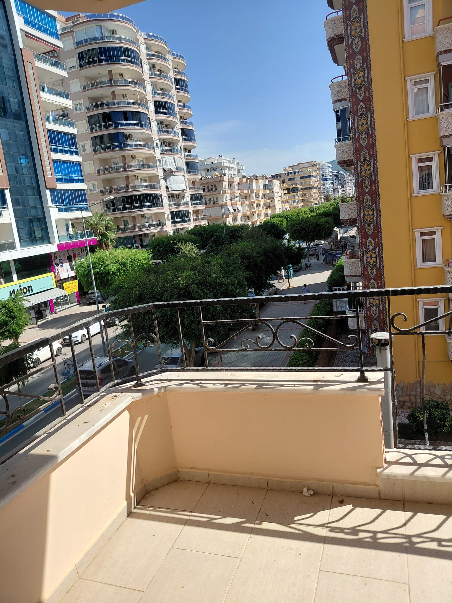 Mahmutlar'da sahil şeridinin en ön sıralarında 2+1 daire.
