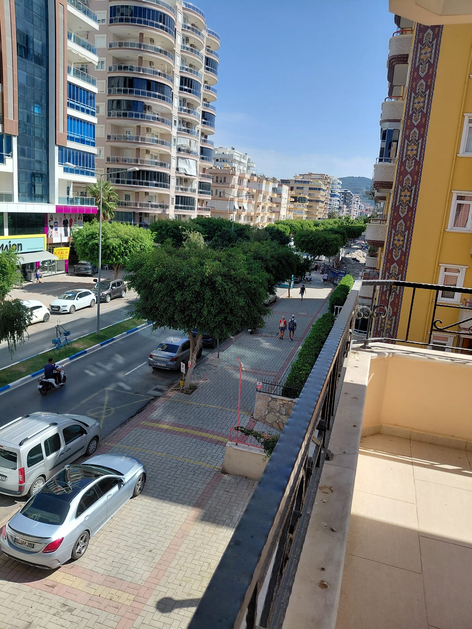 Mahmutlar'da sahil şeridinin en ön sıralarında 2+1 daire.