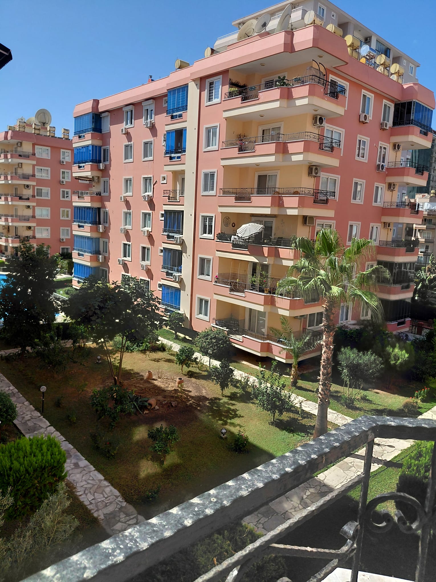 Mahmutlar'da sahil şeridinin en ön sıralarında 2+1 daire.