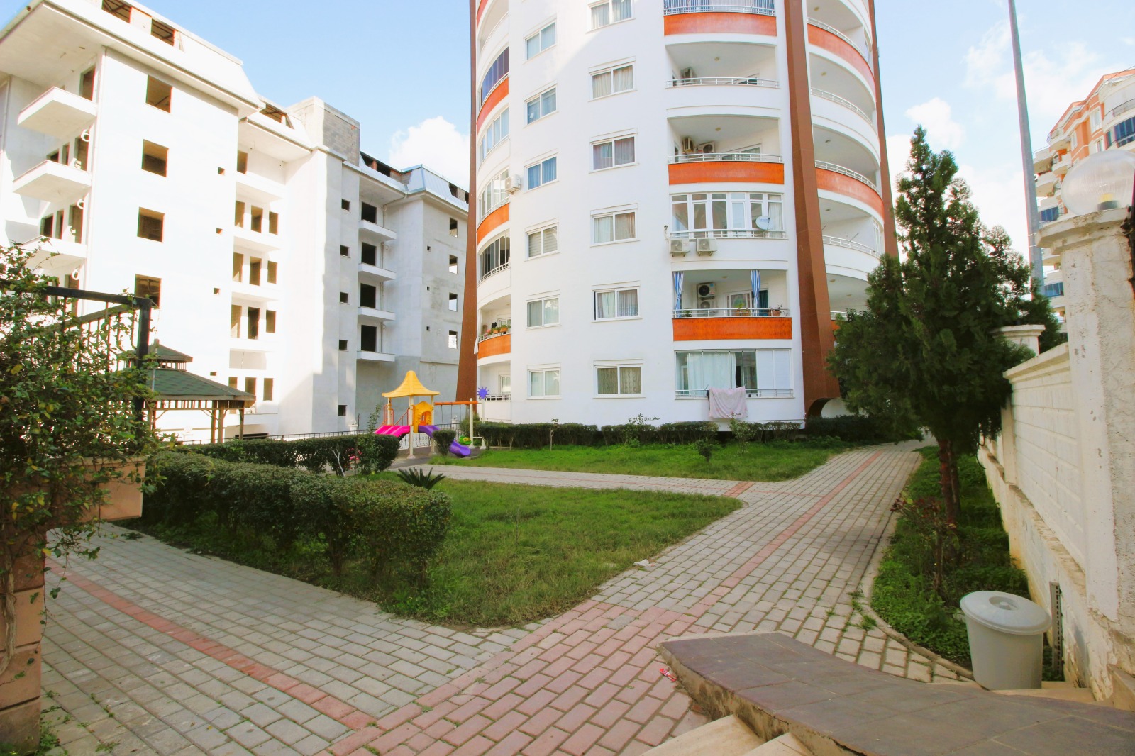 Квартира 1+1 с мебелью, видом на море и горы в центре Махмутлара