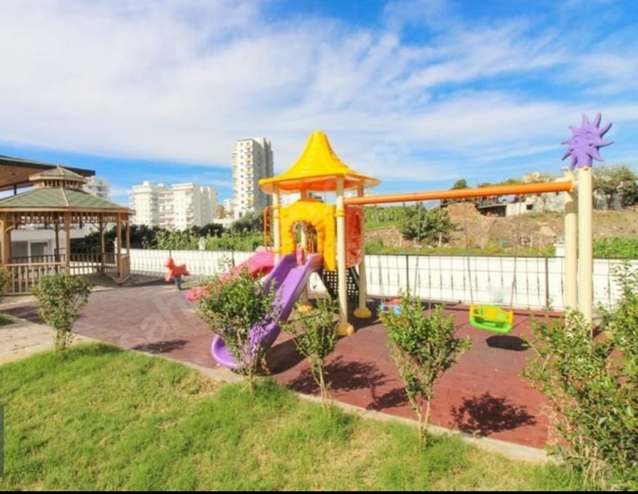 Квартира 1+1 с мебелью, видом на море и горы в центре Махмутлара