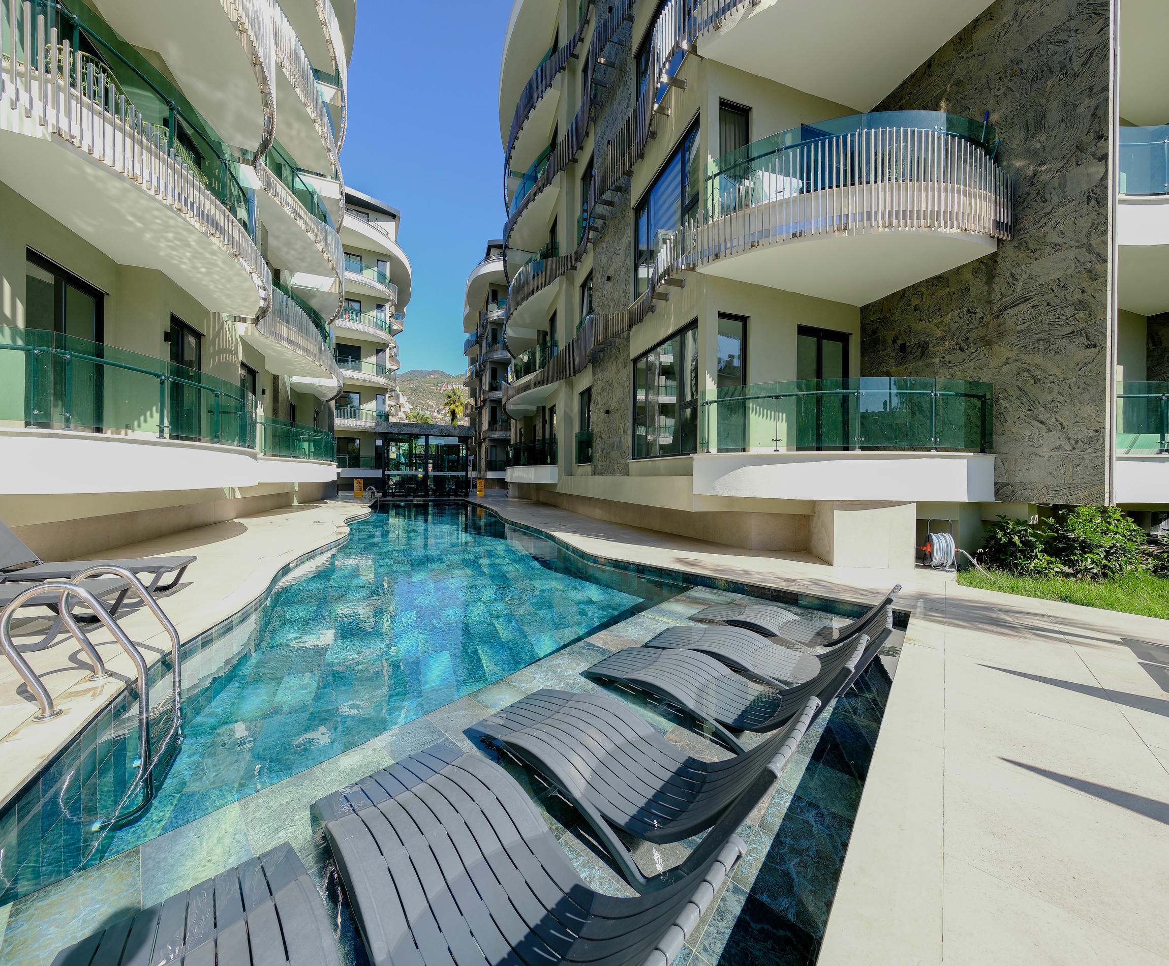 A turnkey two-bedroom apartment in the center of Alanya - suitable for short-term rental.