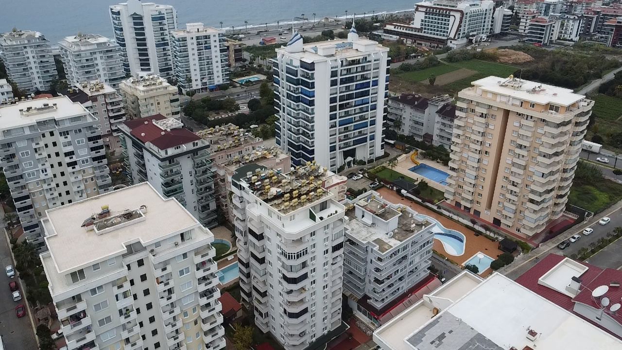 Courtyard pools and sea line above a 2+1 apartment for sale in Mahmutlar, Alanya, Turkey — New Level Group