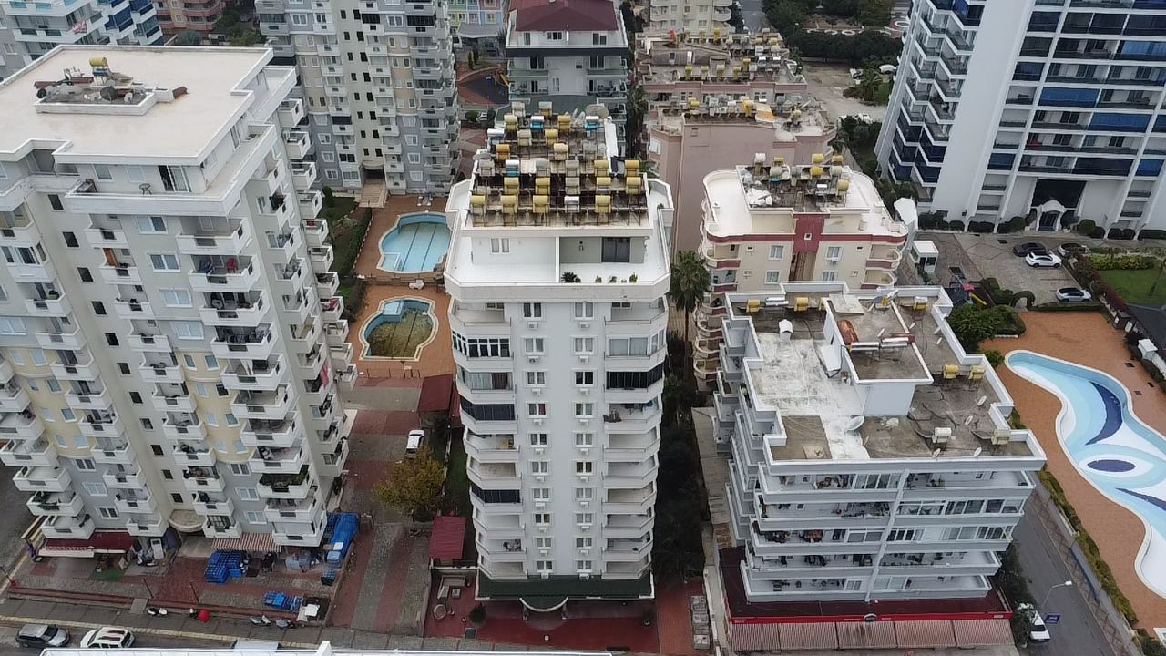 Central apartment building with courtyard pools in a complex with apartments in Mahmutlar