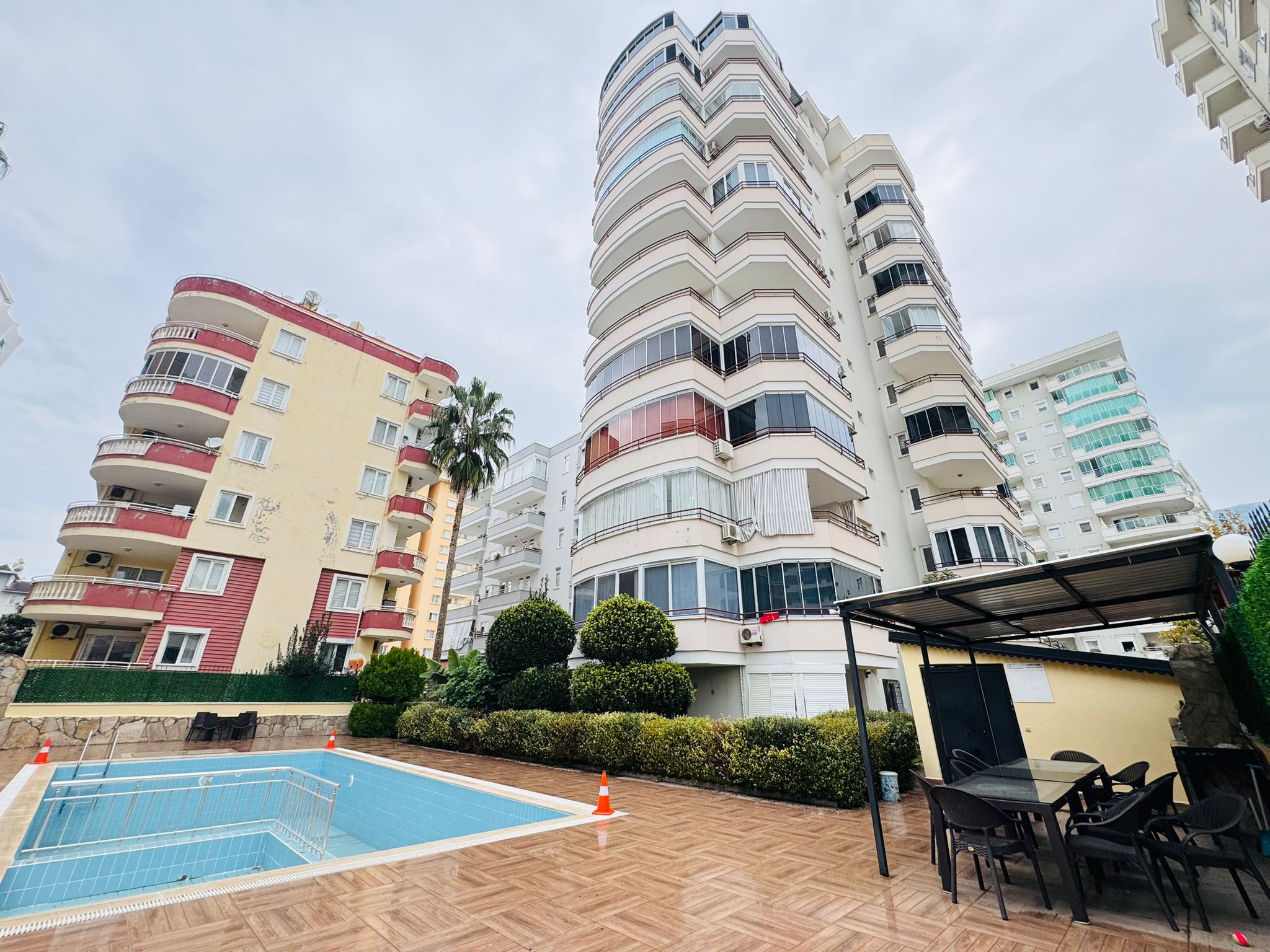 Pool corner and covered seating area in a complex with apartments in Mahmutlar, Turkey