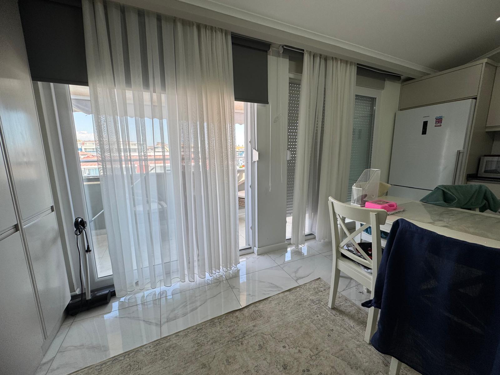 Alanya'nın Kestel semtinde, eşyalı, deniz manzaralı, iki katlı çatı katı dairesi.